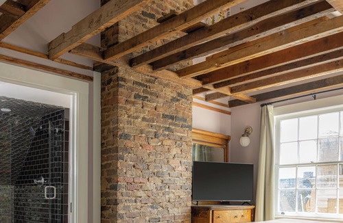 Burnsville Hotel | The NuWray Hotel & Carriage House