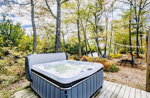 Bethel House | The Paddle House: Riverfront, Kayak, Game Room, HotTub, Yard Games! Pet Freindly