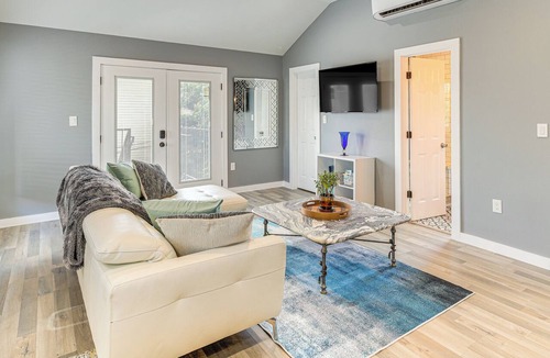 Montrose Apartment | 'The Penthouse' in Space City < 1 Mi to Midtown