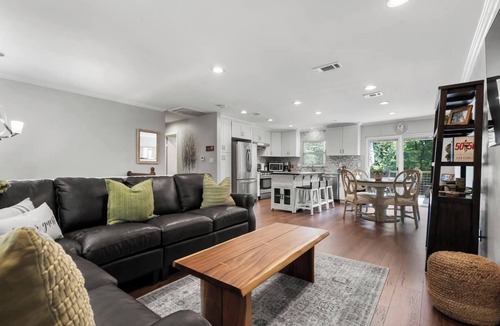 Grogan's Mill House | The Restful Oak - Quiet Family Home in The Woodlands