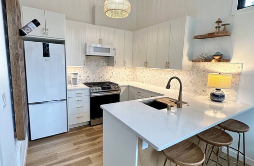 Mendenhall Valley House | The Spruce House - hot tub, outdoor fireplace, fire pit near airport, shopping