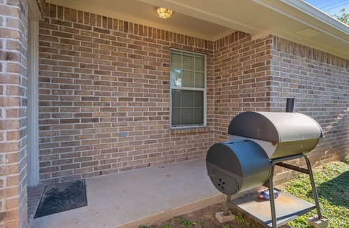 College Station House | The Sterling House: 4BR Near Texas A&M + Grill