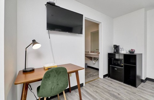 Central West End Hotel | The West End - Futon with Queen
