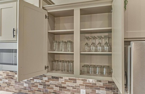 Indian Springs House | The Woodlands Charming 4BR 3BA One Story Retreat w Dual Walk In Shower, EV Charging, Baby Crib, and Grill