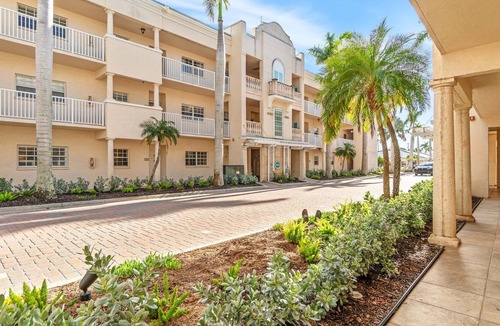 Siesta Key Condo | This first floor 2 bedroom 2 bathroom condominium
