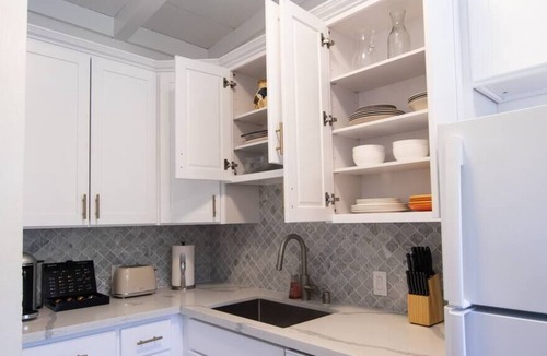 Shoreline West House | This house is a 1 bedroom(s), 1 bathrooms, located in Mountain View, CA.