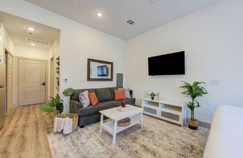 Addicks Apartment | This is a cozy studio in the park row/energy corridor area of Houston, TX. perfect for a solo traveler or a small family.