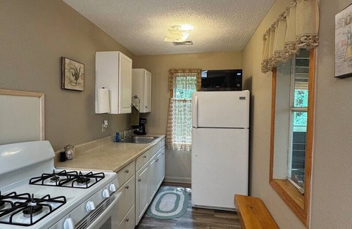 Old Washington Cottage | Timberline Cabins - Dogwood Cottage - Hot Tub, Pets, WiFi