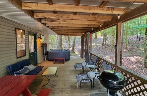 Old Washington Cottage | Timberline Cabins - Wildwood Cottage - Hot tub, Pets, WiFi