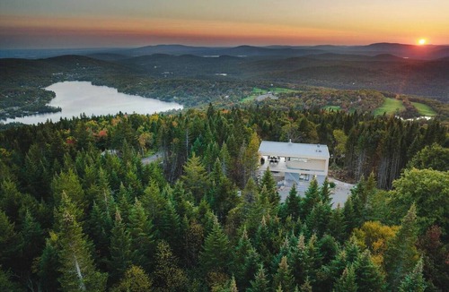 Lac Beauport Ski Chalet | TOPAZ