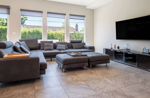 San Tomas House | Tranquil Modern Retreat: Near Santana Row