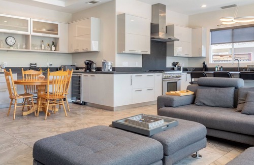 San Tomas House | Tranquil Modern Retreat: Near Santana Row