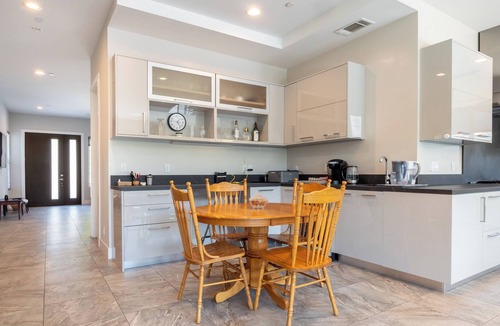 San Tomas House | Tranquil Modern Retreat: Near Santana Row