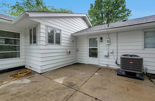 Gahanna House | Tranquil Stay in Columbus Ohio. Buzzing restaurant Plaza, EV Charger, 3 bedroom
