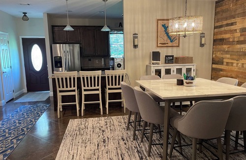 Carolyn Estates House | Tranquility Cove Lakehouse. Hot Tub! Coffee! Beautiful! Close to town!