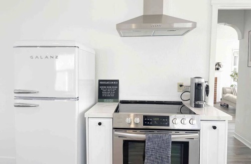 Oakland House | Travelers Paradise Spectacular Views Complimentary Parking