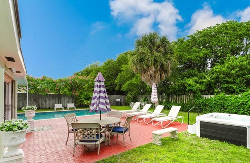 Deerfield Beach Villa | Tropical Oasis 3BR - Pool, Hot Tub & Large Yard