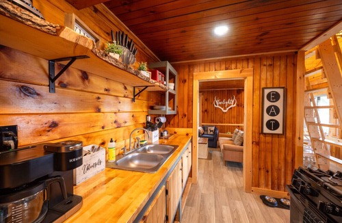 Northeast Somerset Cabin | Twilight - Cabin 5 · Lawrence`s Lakeside Cabins | `Twilight` Waterfront