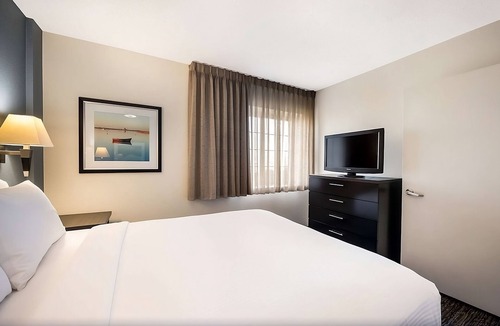 Gahanna Hotel | Two 1BR Suites w/Pets Allowed, Breakfast Buffet Right Next to CMH Airport!