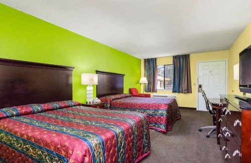 Orlinda Hotel | Two Lodgings with Two Queen Beds near The Mint Gaming Hall Kentucky Downs