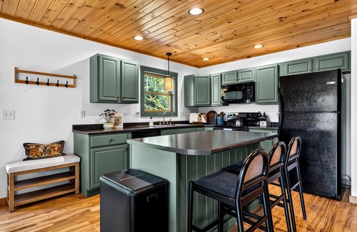 Bethel Ski Chalet | Ultimate Family Adventure Basecamp: Golf Sim, Rock Wall, Hot Tub, Sauna & More