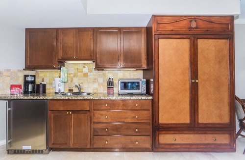 Waikiki Apartment | Unique Chic Hotel with pool, WiFi, gym & AC in world-class Waikiki, Hawaii.