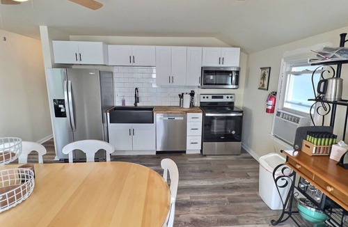 Goshen House | Unobstructed Bay Views, Sleeps 9, Steps to Beach – Top-Floor Sunset Deck
