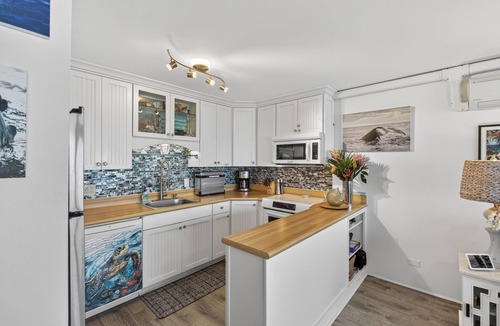 Historic Lahaina Front Street Condo | Unobstructed Ocean View Lahaina Roads. 4th floor Oceanfront Gem