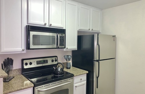 West San Jose Condo | Updated 2BR Condo: Parking, in unit Washer Dryer, gym, pool, AC near Santana Row