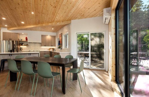 Idaho Springs Cabin | Updated Cozy Cabin on the River/Hot Tub/Beach