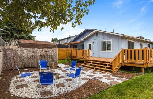 Bayshore - Klatt House | Updated Townhome: Near Airport & Shopping!