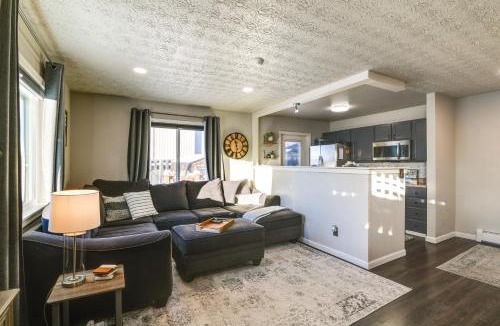 Bayshore - Klatt House | Updated Townhome: Near Airport & Shopping!