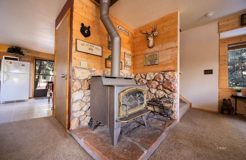 Meadow View Heights Cabin | Updated weekend cabin retreat, EV charger, large deck and sofa, enclosed dog run