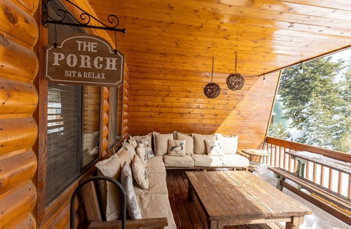 Meadow View Heights Cabin | Updated weekend cabin retreat, EV charger, large deck and sofa, enclosed dog run