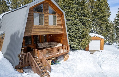 Meadow View Heights Cabin | Updated weekend cabin retreat, EV charger, large deck and sofa, enclosed dog run