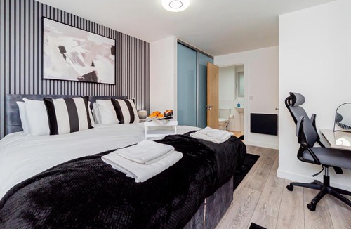 Basingstoke Apartment | Upgraded 4Beds Level Access Lifts 2Bath Parking!
