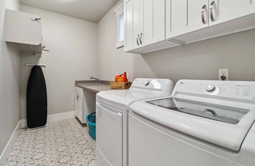 Eagle House | Upscale Parkside Retreat | High-End Kitchen | Office | 2 Bikes | Screened Porch | 2-Car Garage