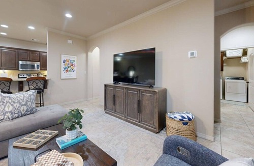 College Station Villa | Uptown Aggie– 4BR Near Kyle Field