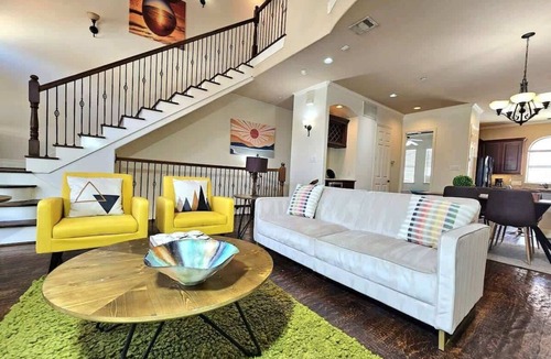 Woodlake - Briar Meadow House | Urban Haven Living | Spacious 3BR Near Galleria