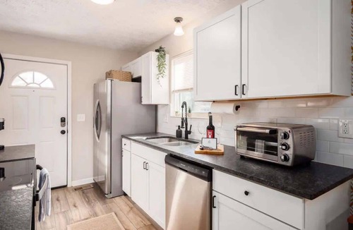 West Columbus House | Urban Oasis w/Hot Tub Near Downtown & Arena Dist.