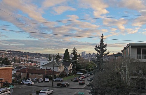 Fremont Apartment | View-2 bed, private deck, pets friendly