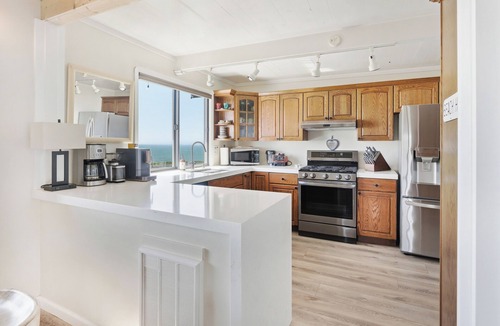 Bodega Bay House | Views from Bodega Head to Jenner! Luxurious Beds. Fireplace. Hot Tub. Dogs, yes!