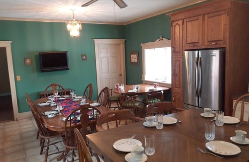 Richmond House | Village House, Sleeps 16, Free Parking, Walk to town, Mid-coast hub