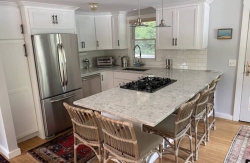 Lagoon Heights House | * Vineyard Vacation Retreat * with HOT TUB