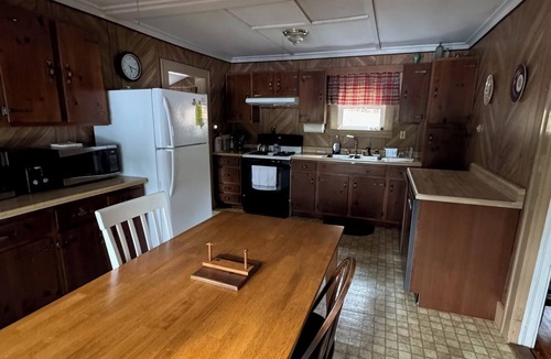 Livermore Cottage | Vintage Rustic Cottage on Brettun’s Pond, boat accessible, PET FRIENDLY!
