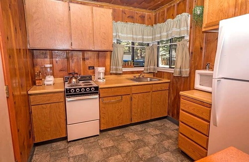 Sierra Tract Cabin | Vintage Wooden Cabin in South Lake Tahoe, California, with Hot-Tub Perfect for Outdoor Activities