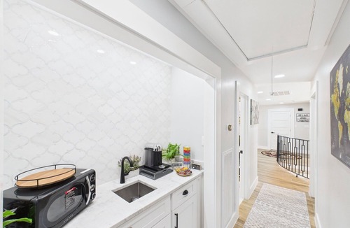 Houston House | Wagon Wheel BNB 7 BDR house with pool + spa, 20 min to IAH