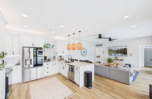 Houston House | Wagon Wheel BNB 7 BDR house with pool + spa, 20 min to IAH