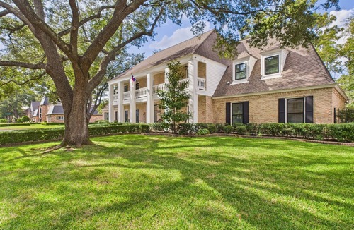 Houston House | Wagon Wheel BNB 7 BDR house with pool + spa, 20 min to IAH