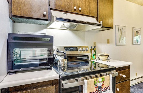 West Alameda Condo | Walk to Beach! Alameda Condo w/Pool Access